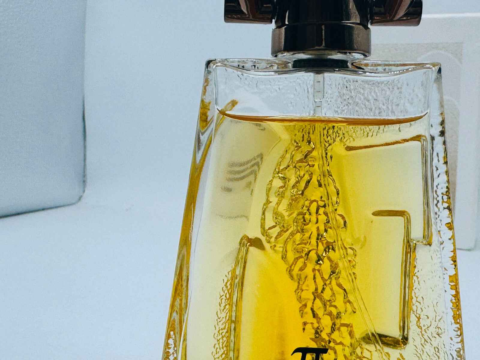 Profumo Givenchy Pi Greco Vintage in un elegante flacone con liquido giallo brillante