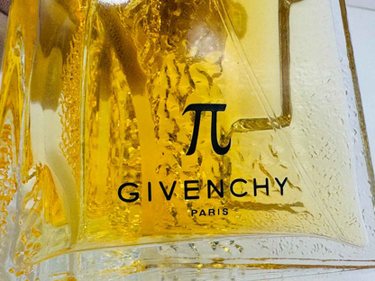 Flacone di profumo Givenchy Pi Greco Vintage con design elegante e aroma distintivo