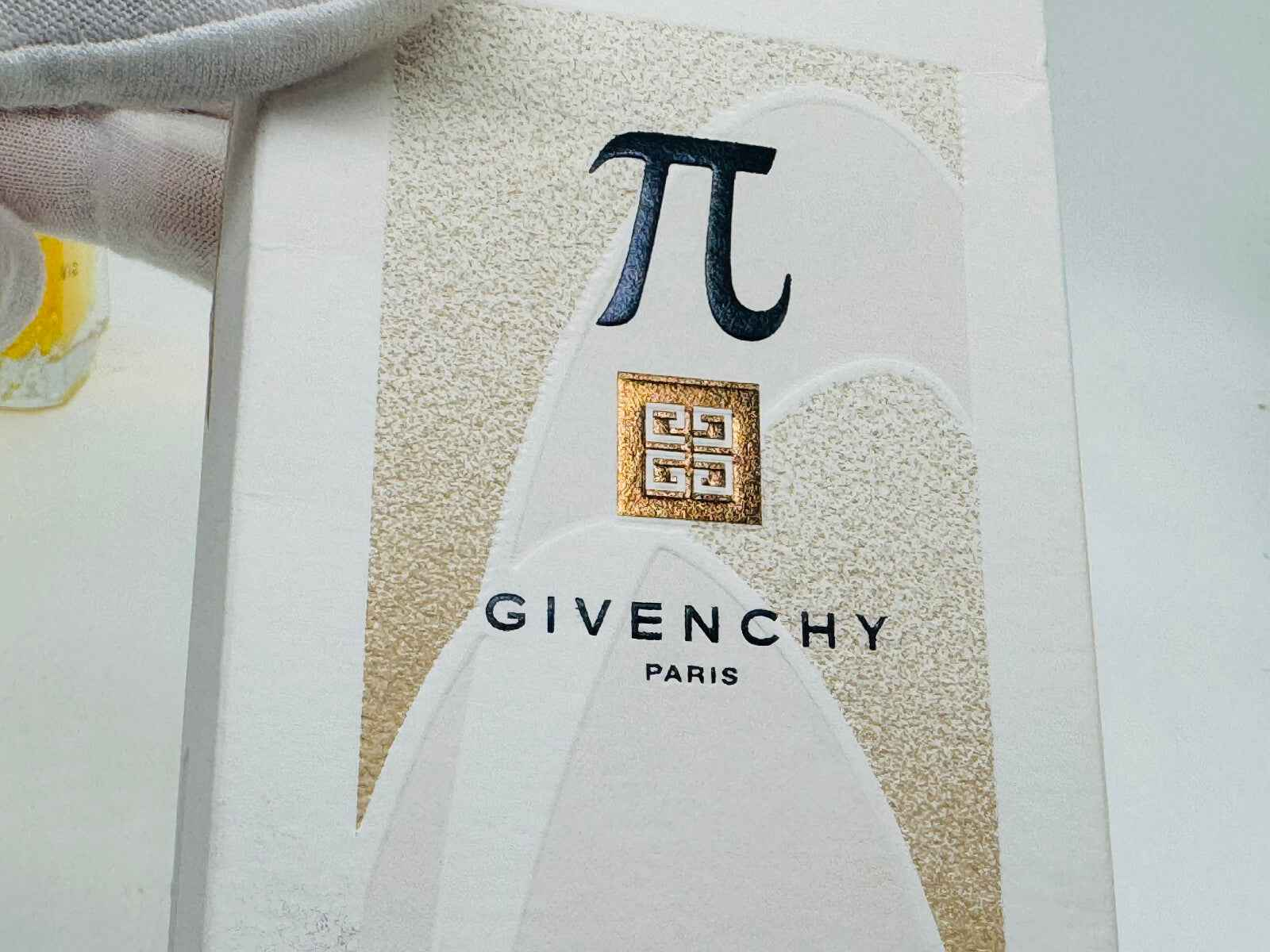 Scatola del profumo Givenchy Pi Greco Vintage con logo distintivo e design elegante