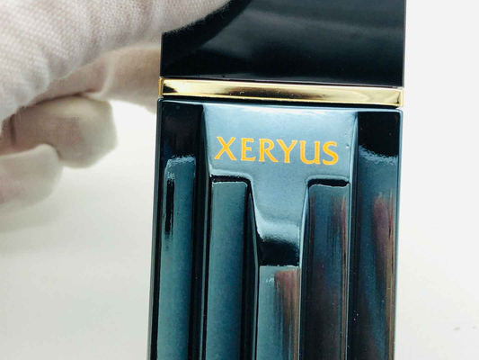 Flacone di profumo Givenchy Xeryus con design elegante e dettagli in oro