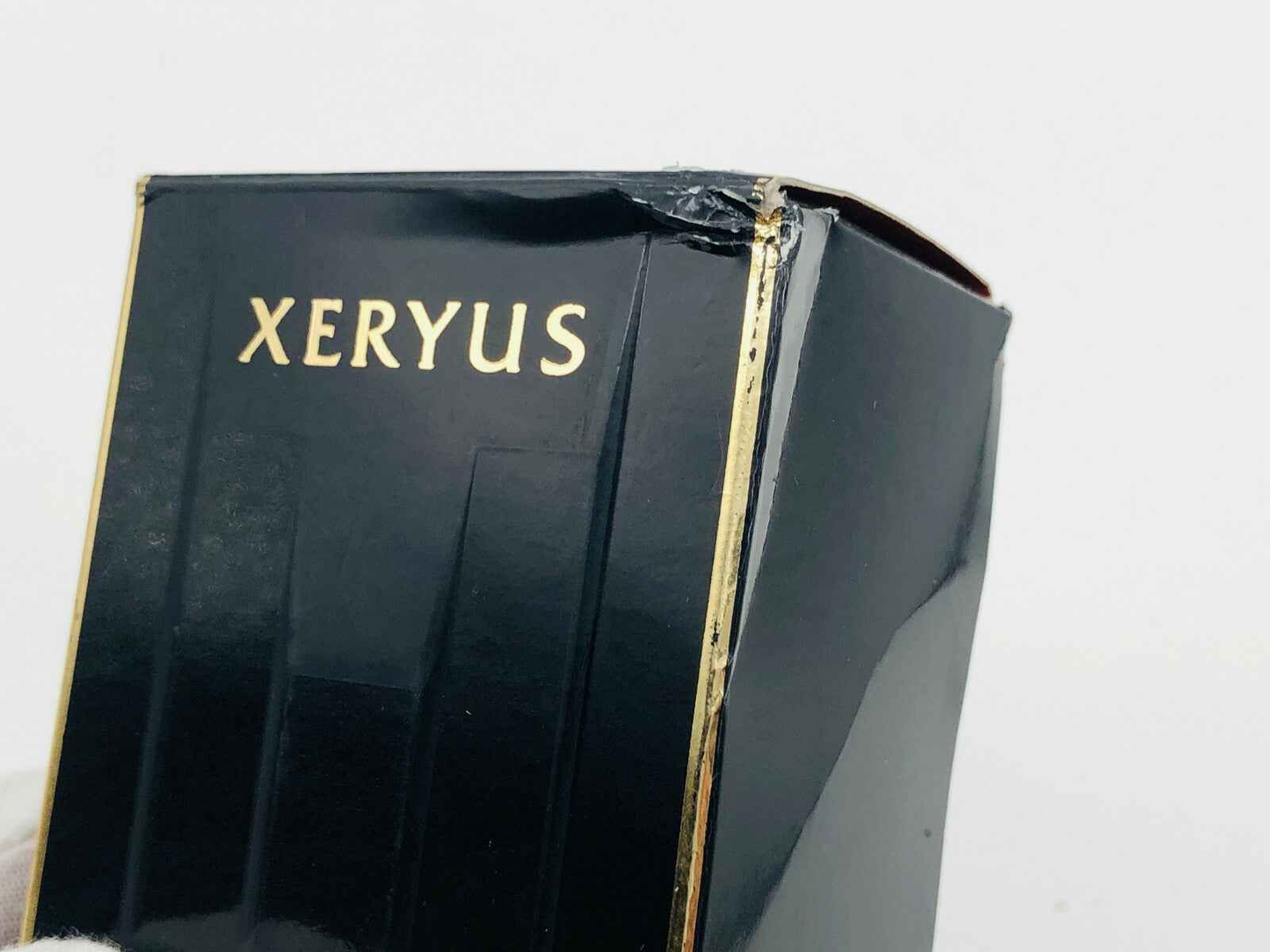 Scatola del profumo Givenchy Xeryus nera elegante con dettagli dorati.