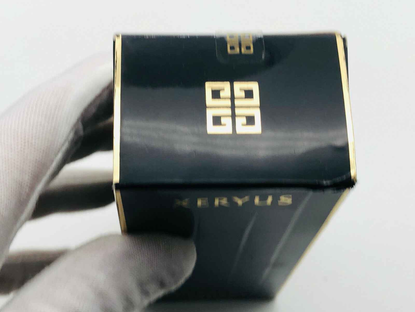 Confezione del Profumo Givenchy Xeryus con logo dorato su sfondo nero