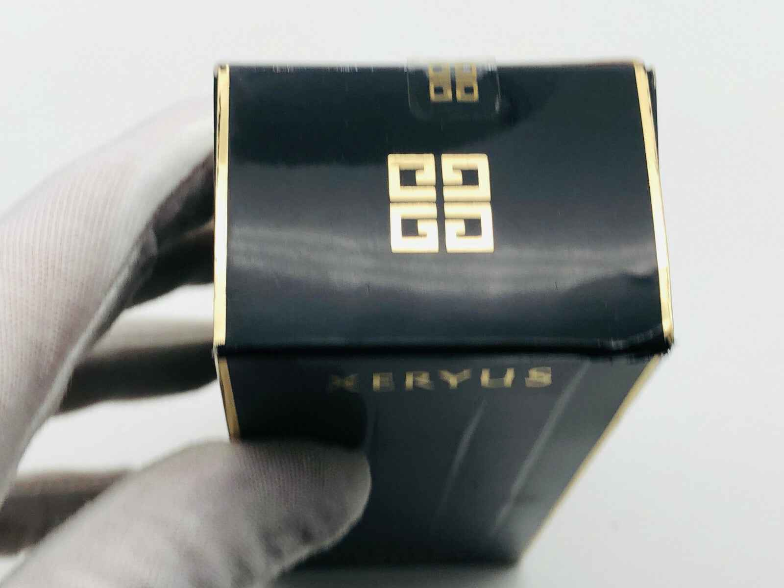 Confezione del Profumo Givenchy Xeryus con logo dorato su sfondo nero