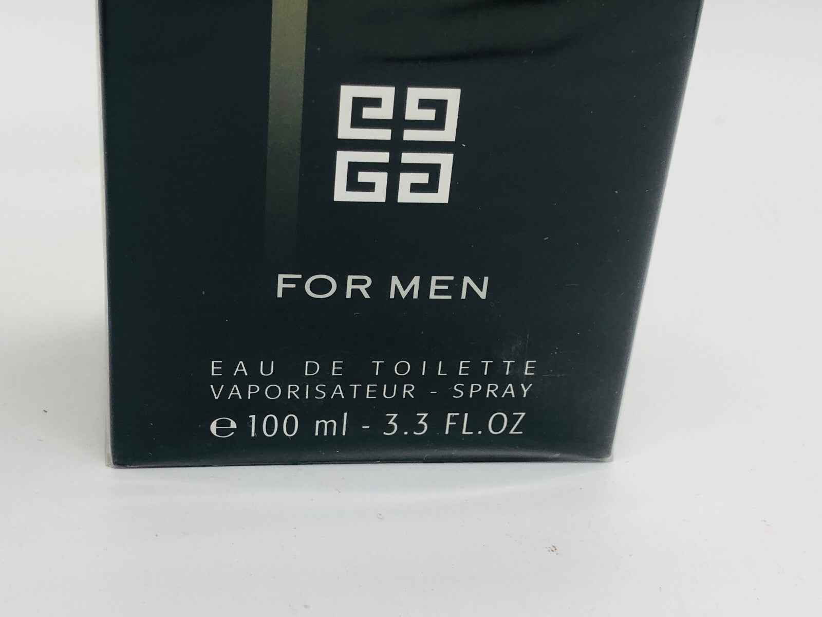 Givenchy Very Irresistible For Men Eau de Toilette Spray da 100 ml con un design elegante