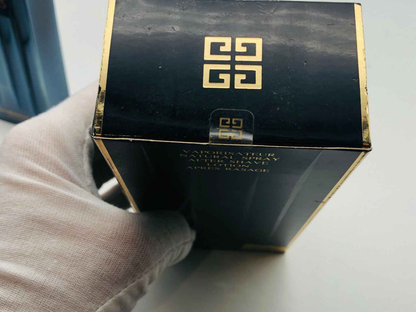 Confezione di profumo Givenchy Xeryus Vintage con logo elegante in oro su sfondo nero
