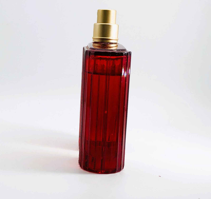Profumo Vintage Gres Cabaret in flacone rosso con tappo dorato per un tocco elegante