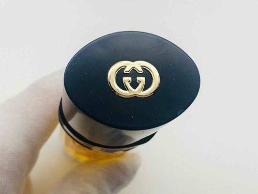 Flacone di PROFUMO EAU DE GUCCI VINTAGE con tappo nero e logo dorato su cima