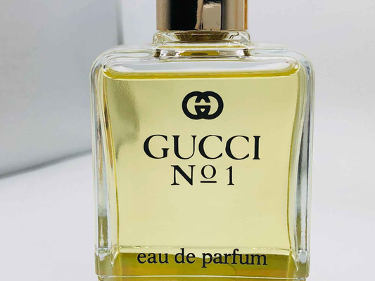Flacone di Profumo Gucci Vintage N°1 in bottiglia trasparente con tappo dorato