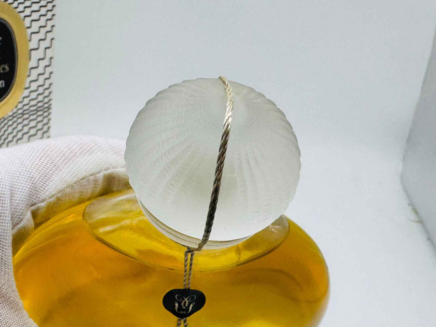 Flacone di Guerlain Chant D'Aromes Vintage con tappo elegante e profumo dorato
