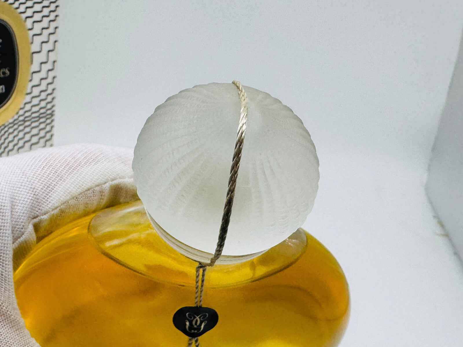 Flacone di Guerlain Chant D'Aromes Vintage con tappo elegante e profumo dorato