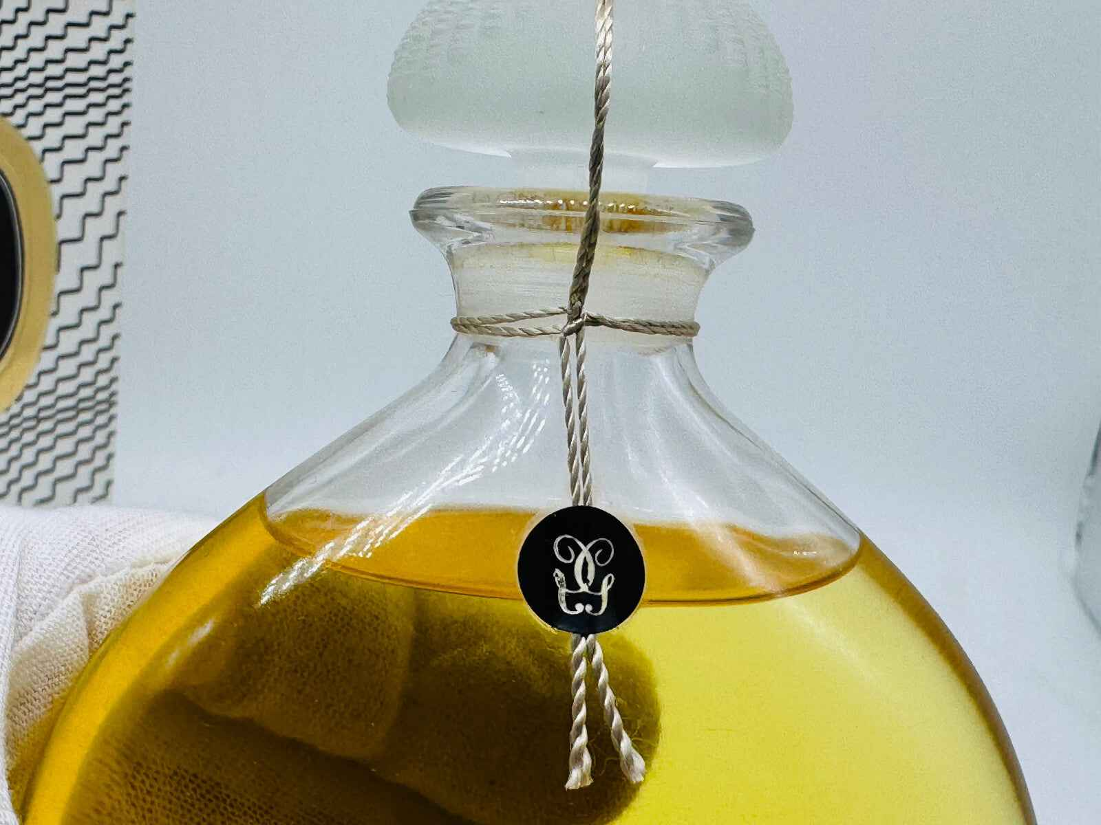 Bottiglia di profumo Guerlain Chant D'Aromes Vintage con design elegante e liquido dorato