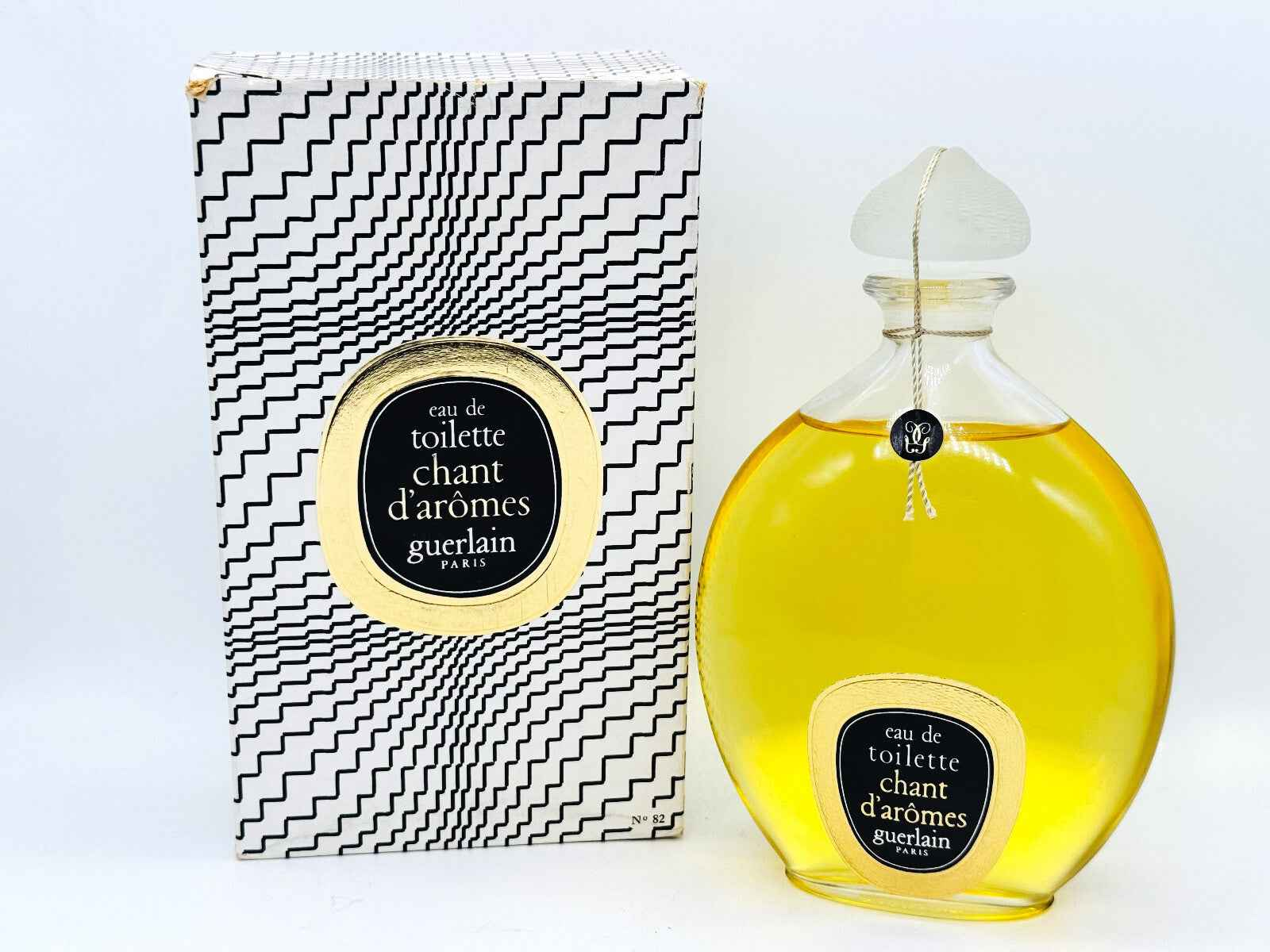 Profumo Guerlain Chant D'Aromes Vintage in flacone elegante con scatola decorativa in bianco e nero