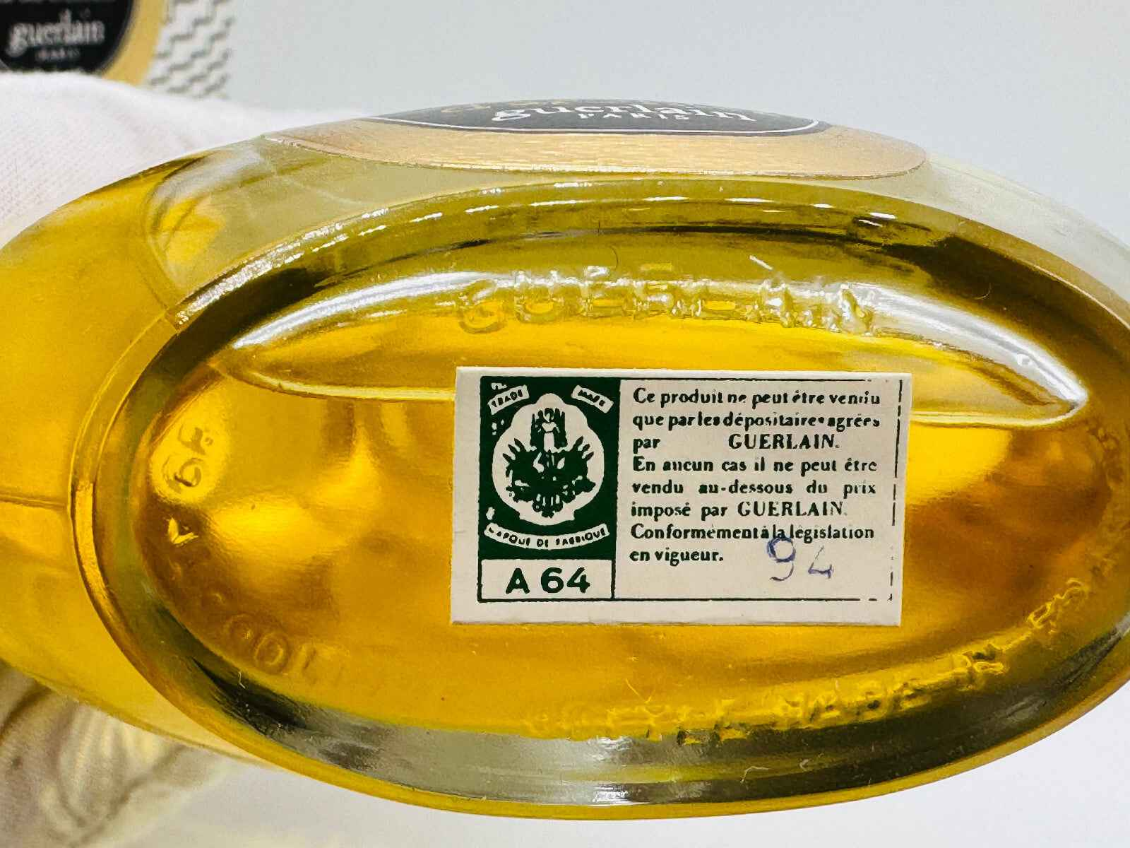 Bottiglia vintage di Guerlain Chant D'Aromes con etichetta originale e profumo dorato