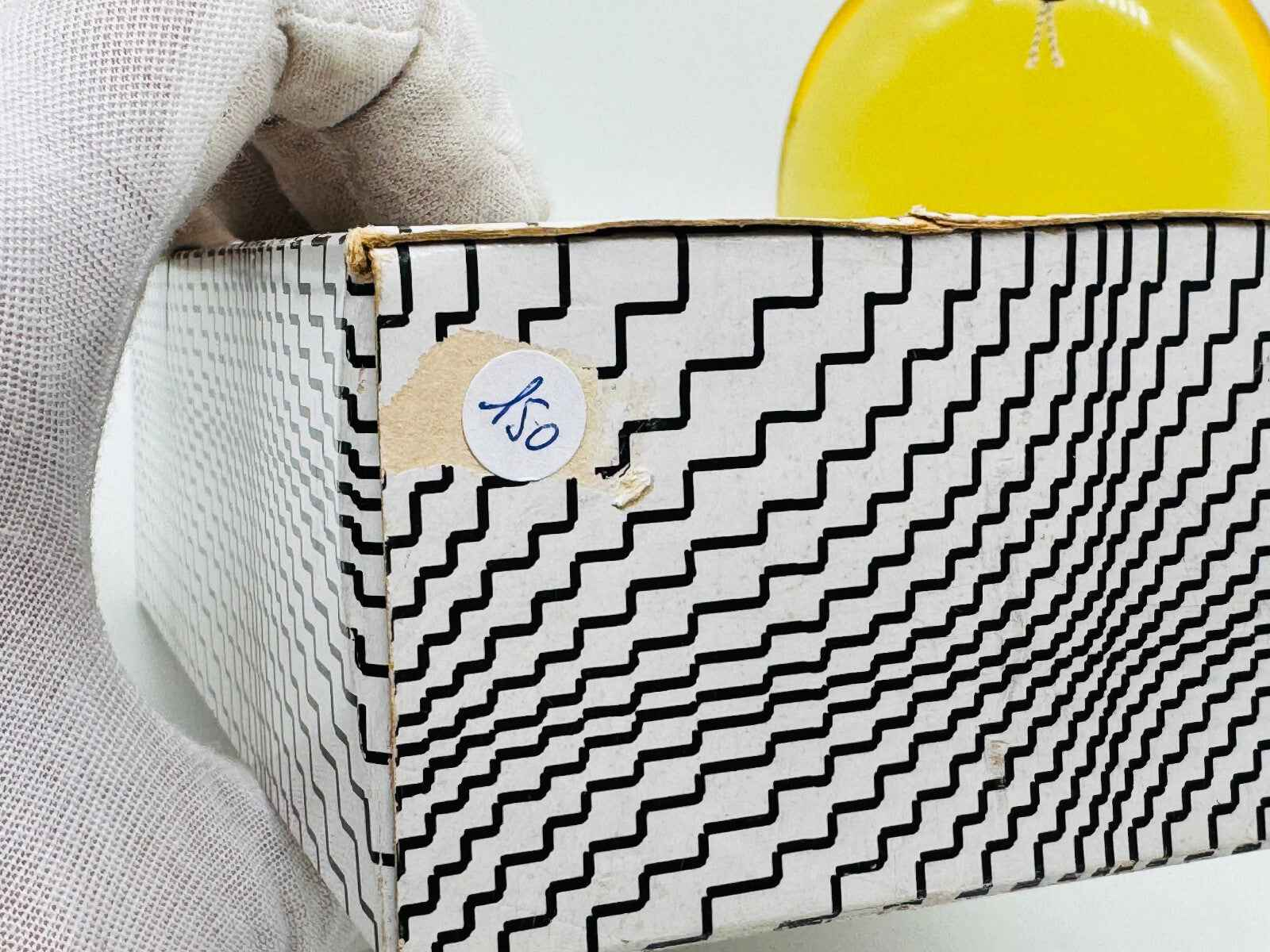Scatola vintage di Guerlain Chant D'Aromes con design a zigzag in bianco e nero