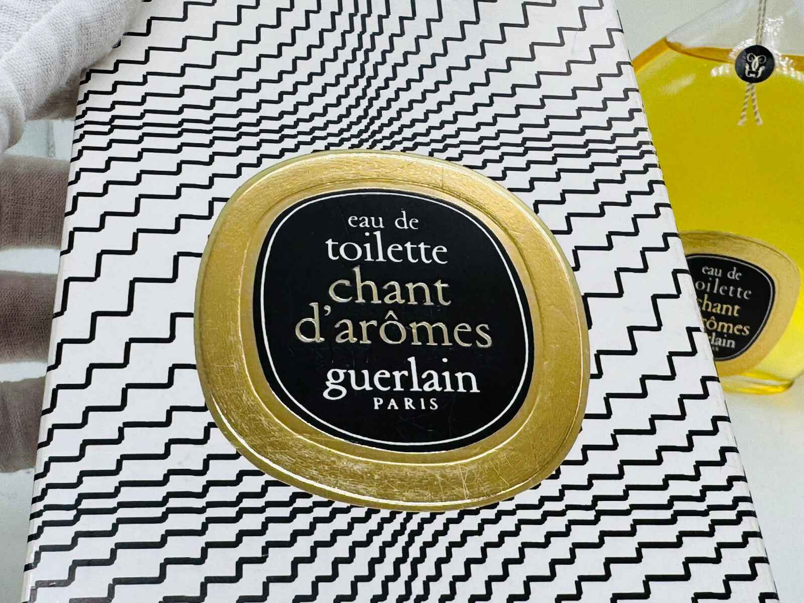 Confezione di Guerlain Chant D'Aromes Vintage con design retrò e flacone distintivo