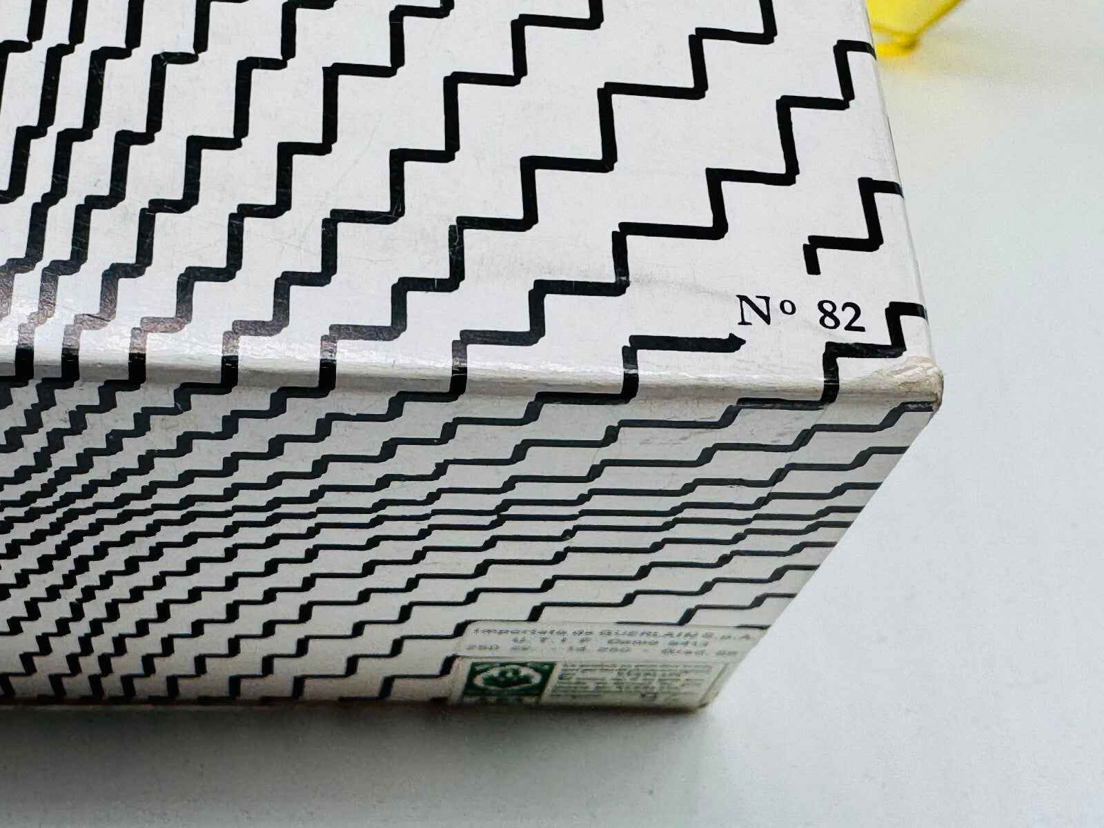 Scatola di Guerlain Chant D'Aromes Vintage con design geometrico in bianco e nero