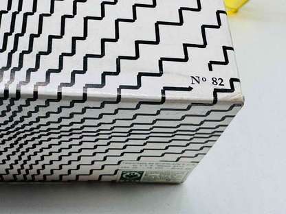 Scatola di Guerlain Chant D'Aromes Vintage con design geometrico in bianco e nero