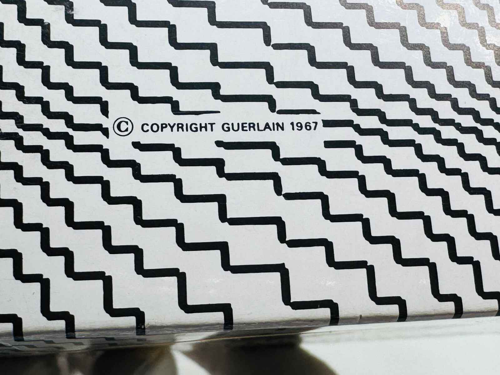 Scatola vintage Guerlain Chant D'Aromes con design grafico unico del 1967