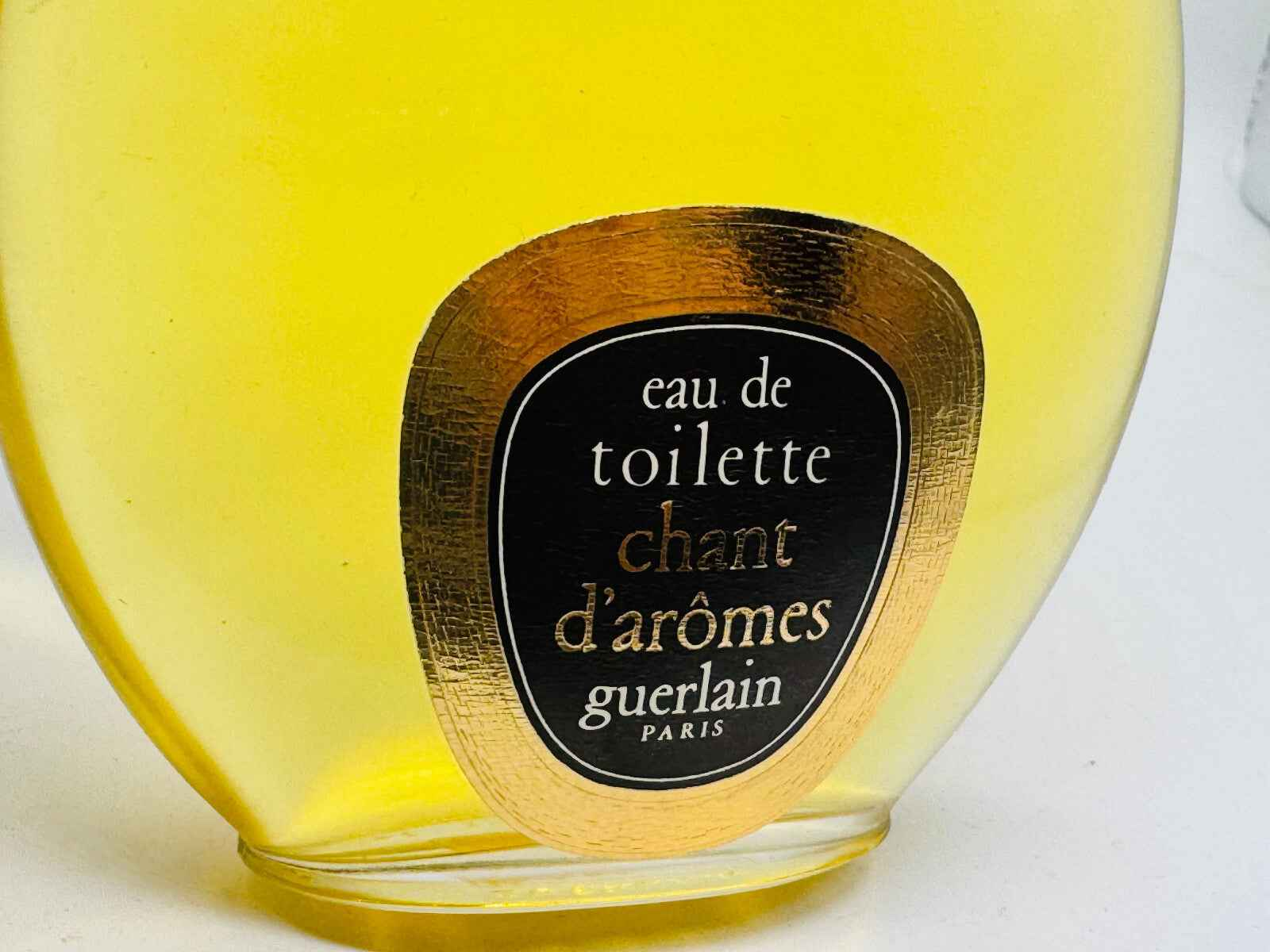 Bottiglia di eau de toilette Guerlain Chant D'Aromes Vintage con etichetta dorata