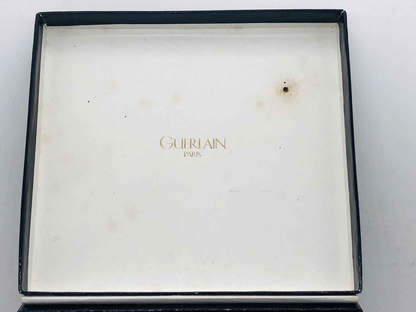 Scatola vuota vintage di profumi Guerlain con logo e macchie, ideale per collezionisti di Derby Guerlain Vintage