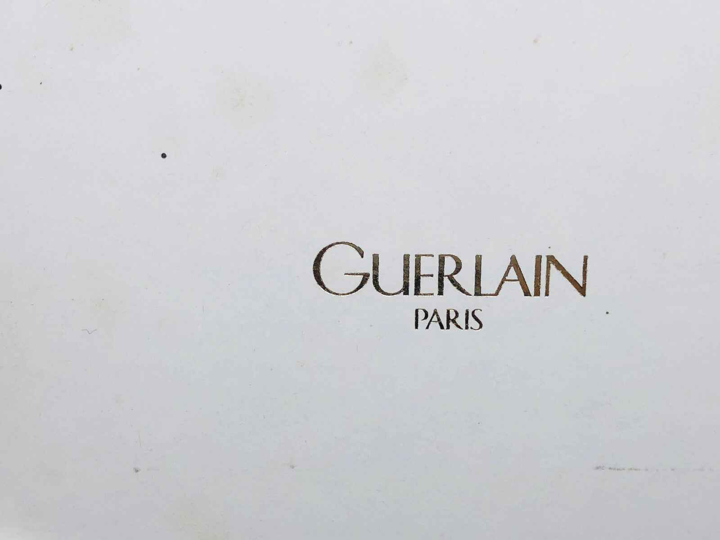Elegante confezione di Derby Guerlain Vintage con logo Guerlain in oro su sfondo bianco