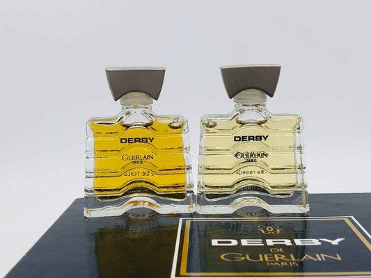 Flaconi di profumo Derby Guerlain Vintage, uno chiaro e uno scuro, su scatola elegante