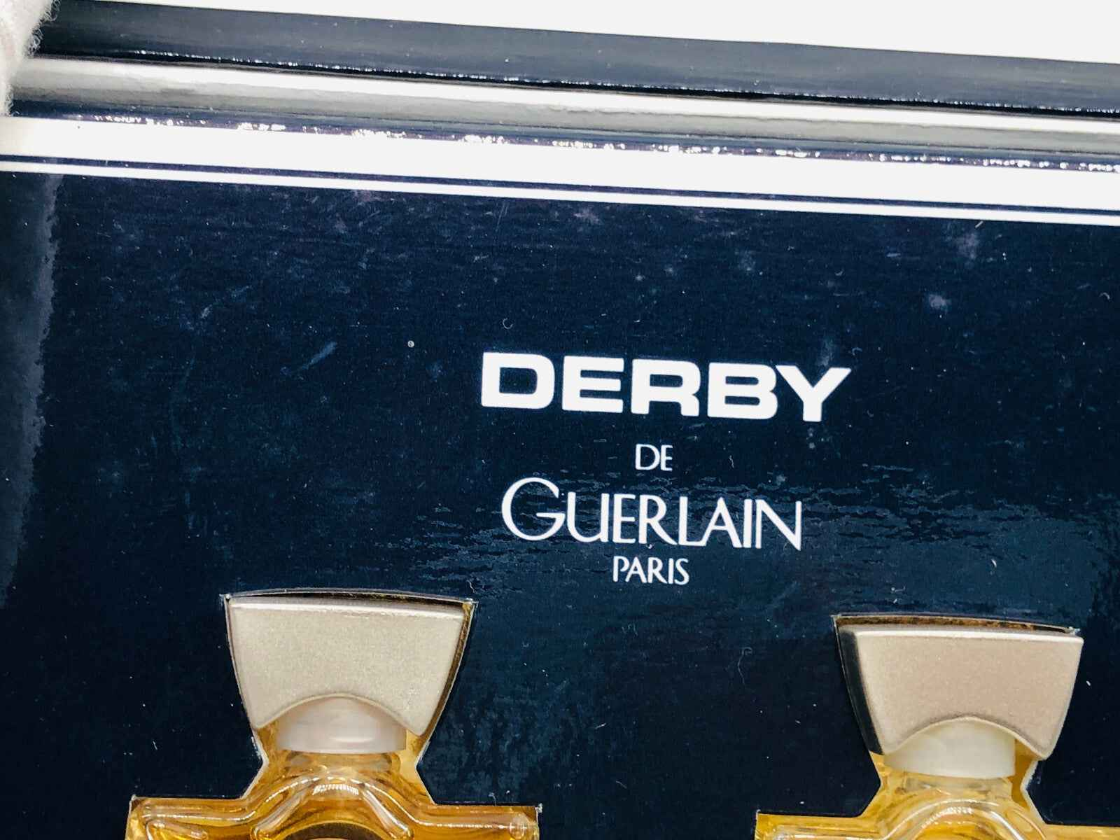 Confezione del profumo Derby Guerlain Vintage con design elegante e finitura nera