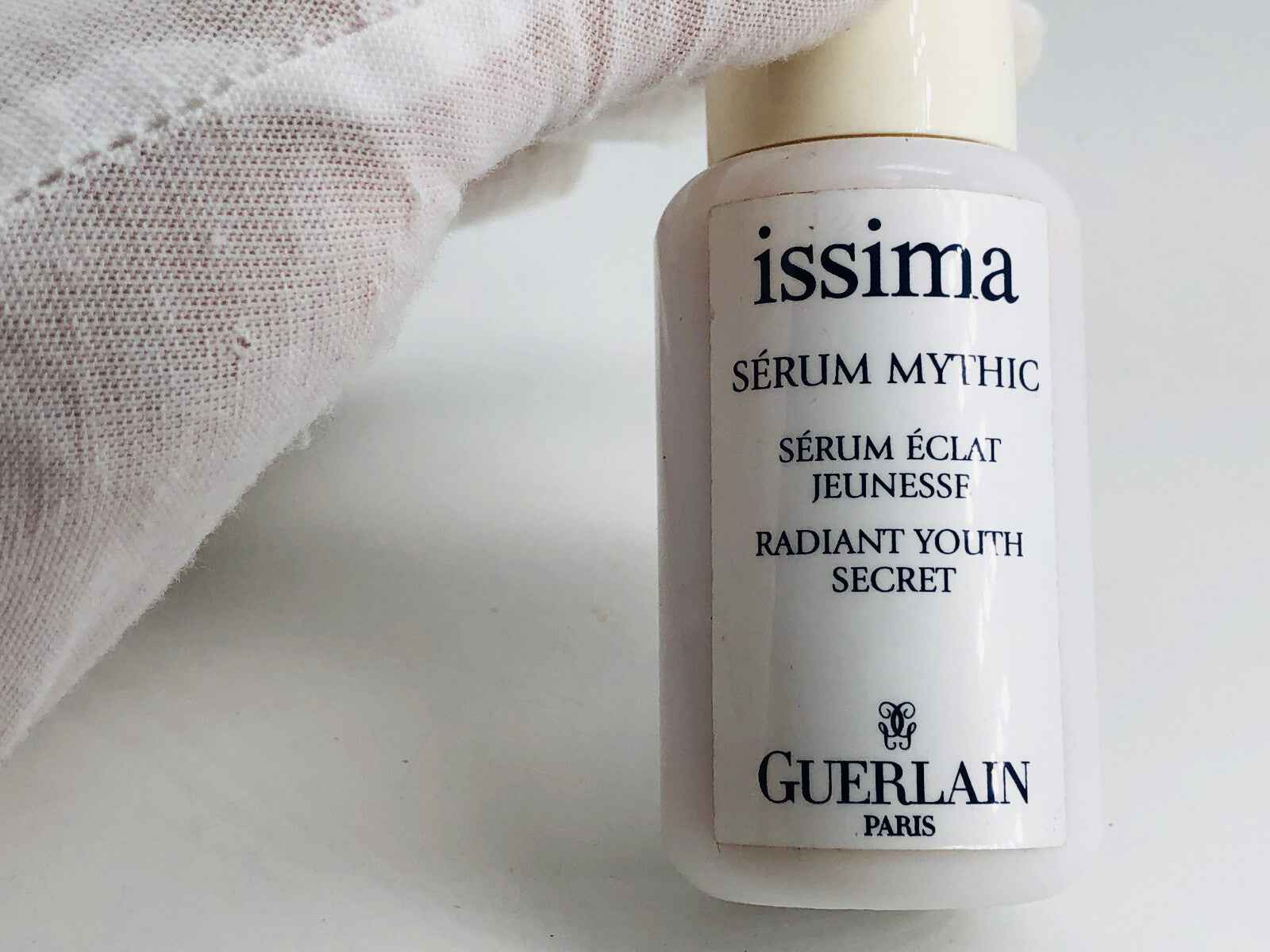 Flacone di Guerlain Issima Serum Mythic per un aspetto giovanile e luminoso della pelle
