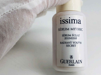 Flacone di Guerlain Issima Serum Mythic per un aspetto giovanile e luminoso della pelle