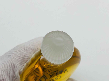 Flacone di profumo Guerlain Mitsouko Vintage in bottiglia con tappo decorato e liquido dorato