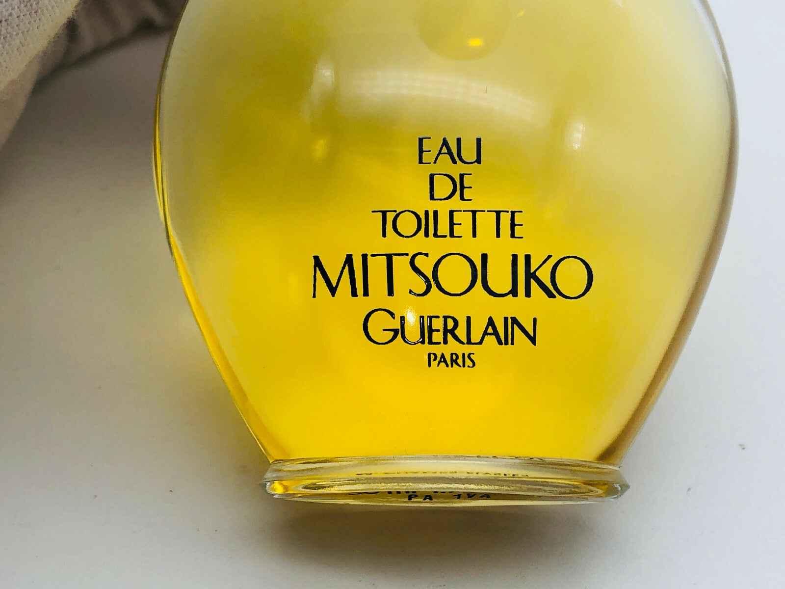 Flacone di Eau de Toilette Guerlain Mitsouko Vintage con etichetta classica e profumo vintage