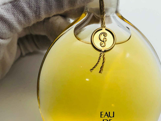 Flacone di profumo Guerlain Mitsouko Vintage con liquido giallo e etichetta elegante
