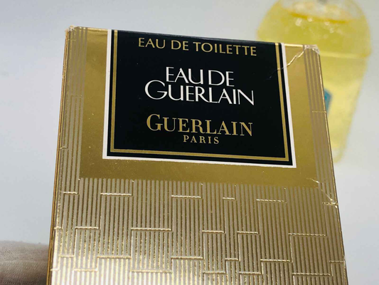 Scatola del profumo Eau De Guerlain, un'iconica fragranza di Guerlain in una elegante confezione oro