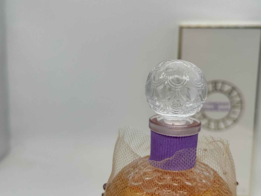 Flacone di profumo Guerlain L'Instant Vintage con tappo decorato e confezione elegante
