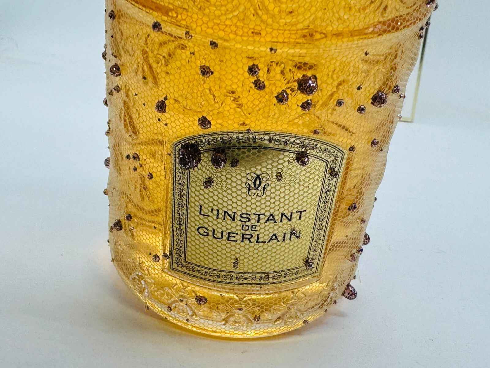 Flacone di Profumo Guerlain L'Instant Vintage in vetro decorato con dettagli raffinati