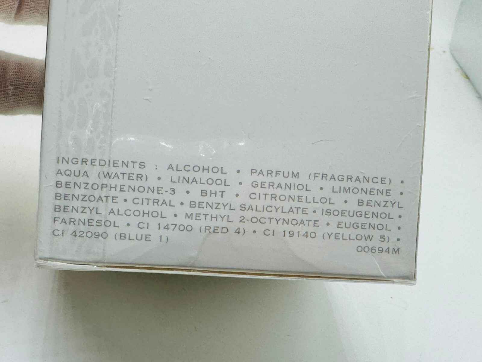 Scatola di profumo Guerlain L'Instant Vintage con elenco degli ingredienti dettagliato sul retro