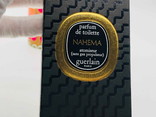 Scatola di profumo Guerlain Nahema Vintage in confezione elegante con dettagli dorati