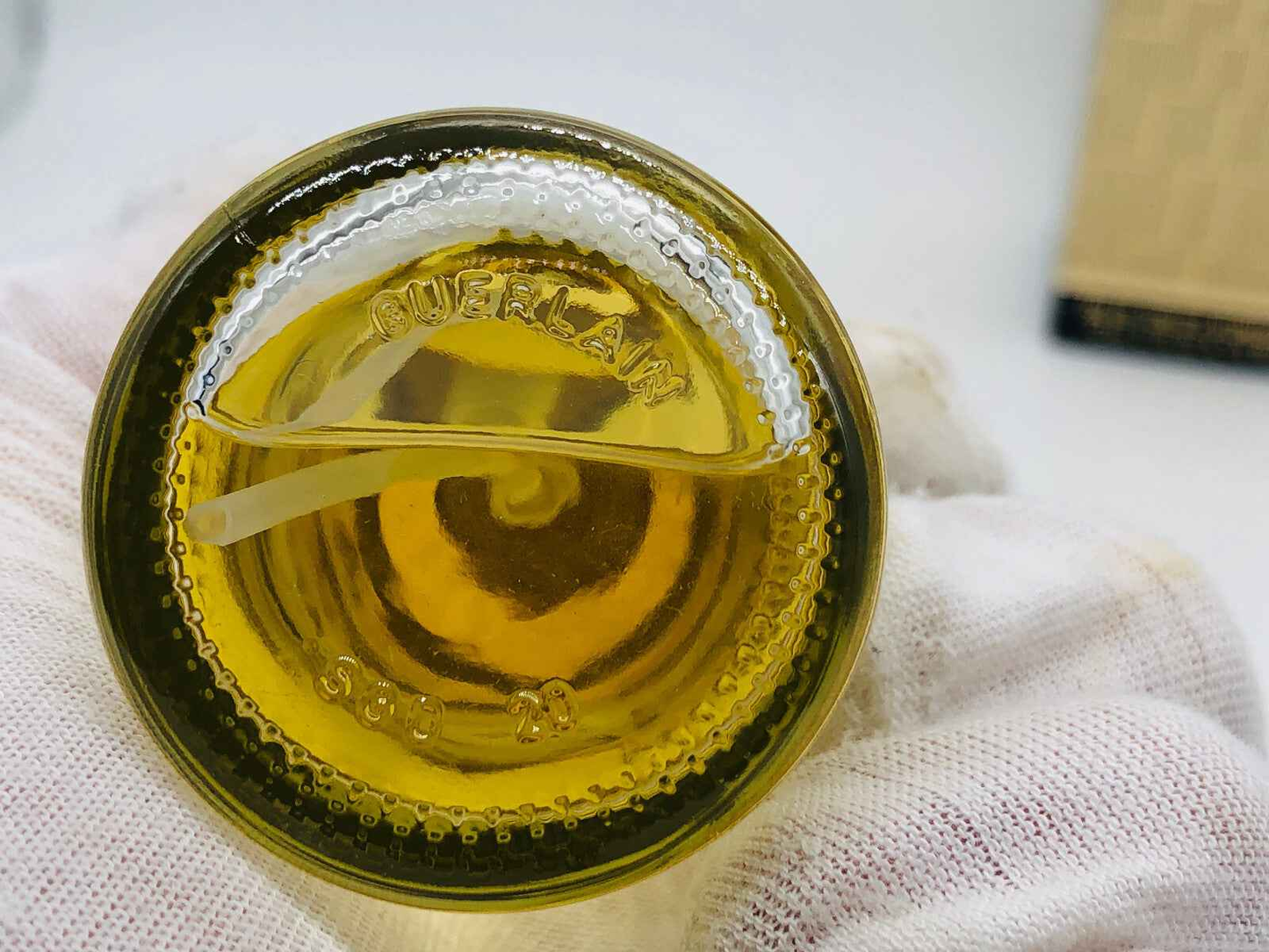Base del flacone di profumo Guerlain Jicky Vintage con etichetta in rilievo e colore dorato