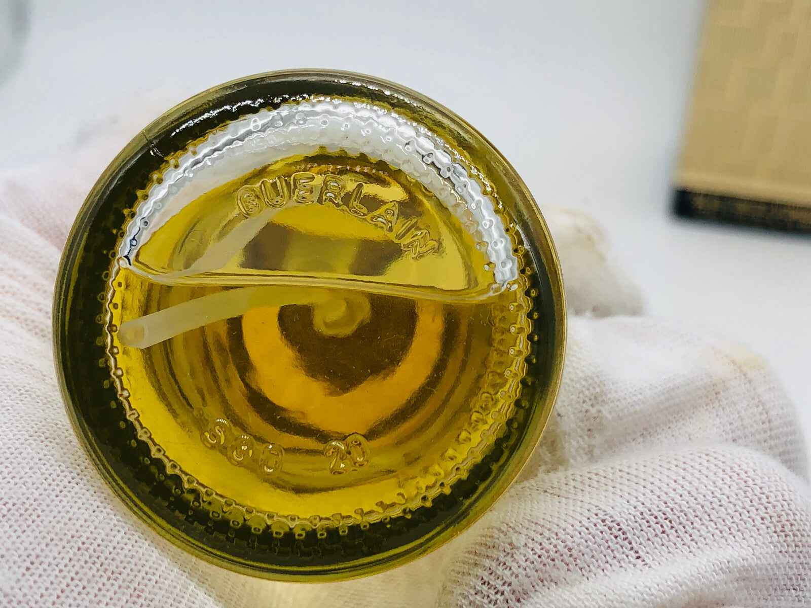 Base del flacone di profumo Guerlain Jicky Vintage con etichetta in rilievo e colore dorato