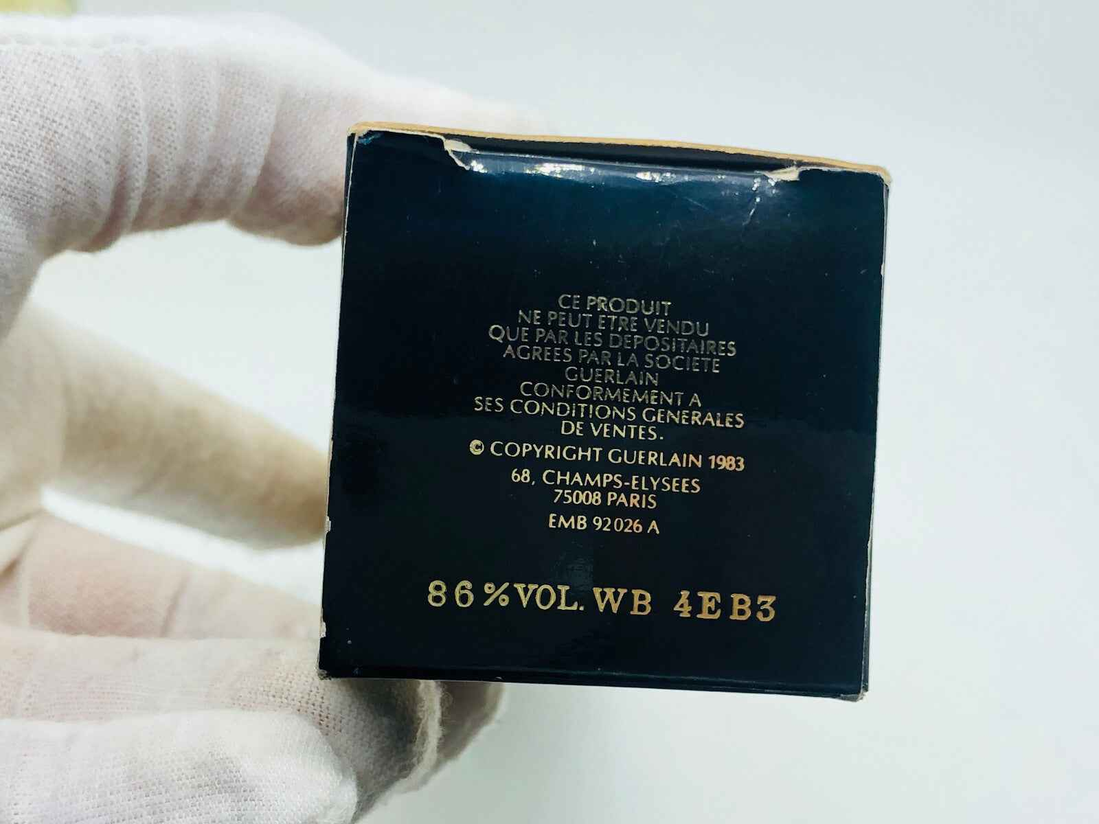Scatola vintage di profumo Guerlain Jicky Vintage con design elegante e logo distintivo