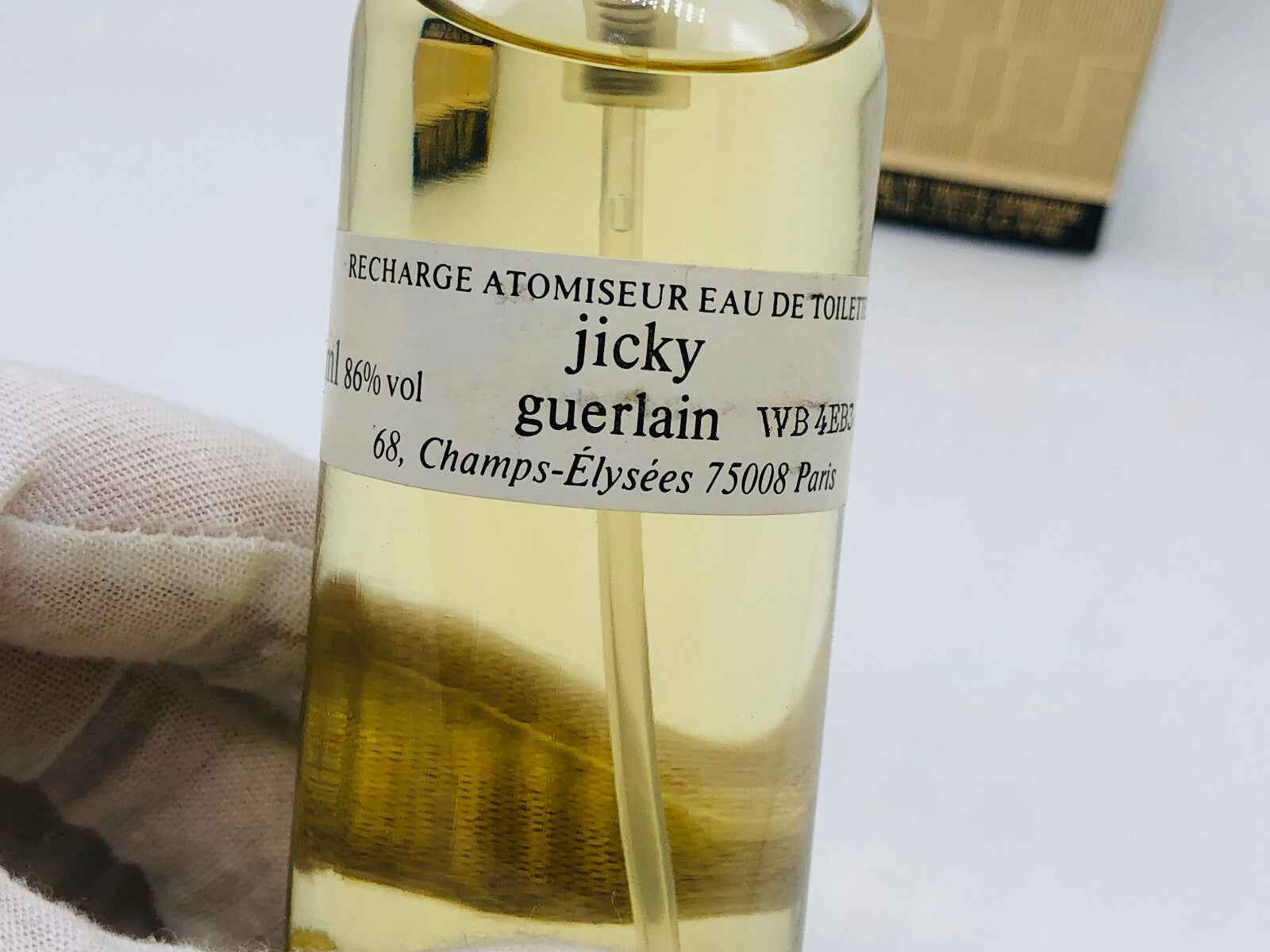 Ricarica profumo Guerlain Jicky Vintage in flacone elegante con etichetta chiara e stilosità classica