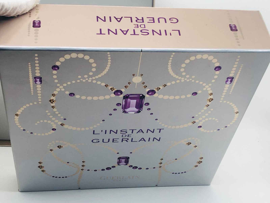 Scatola del profumo Guerlain L'Instant con design elegante e dettagli luminosi