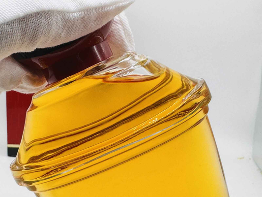 Bottiglia di Profumo Guerlain Samsara Vintage con liquido ambrato e design elegante