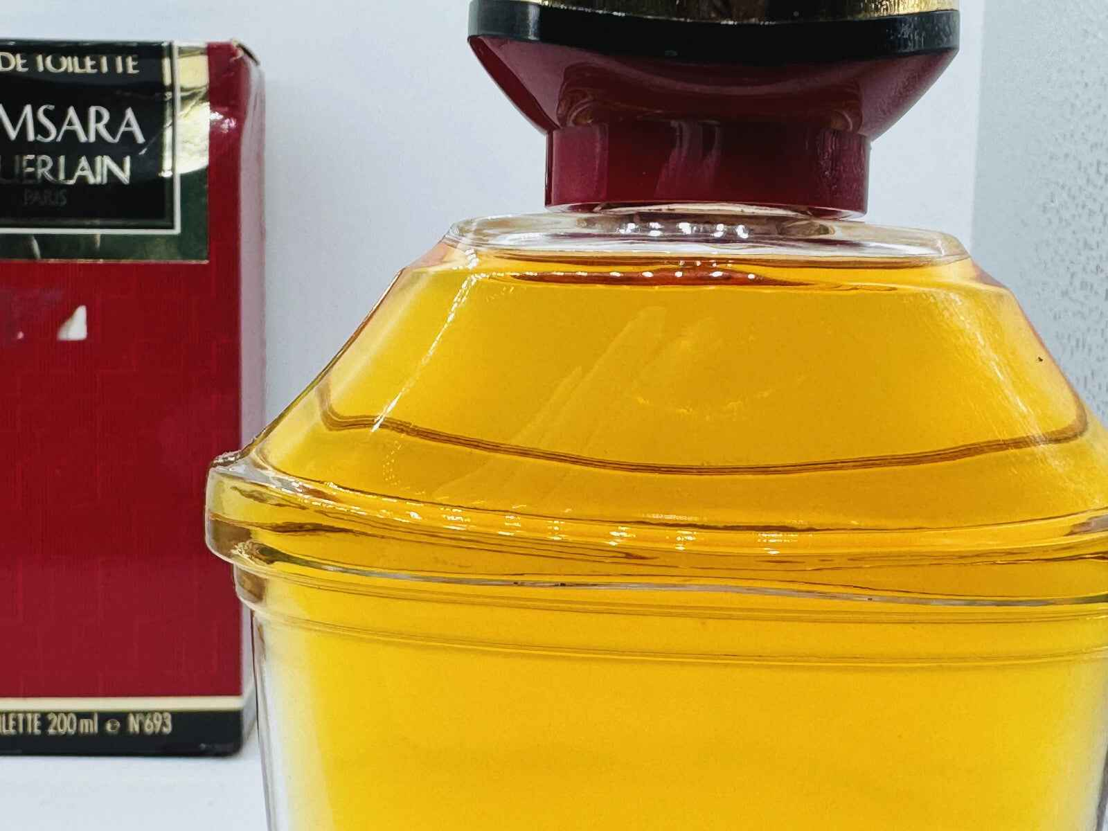 Flacone di profumo Guerlain Samsara Vintage da 200 ml con design elegante e colore ambra