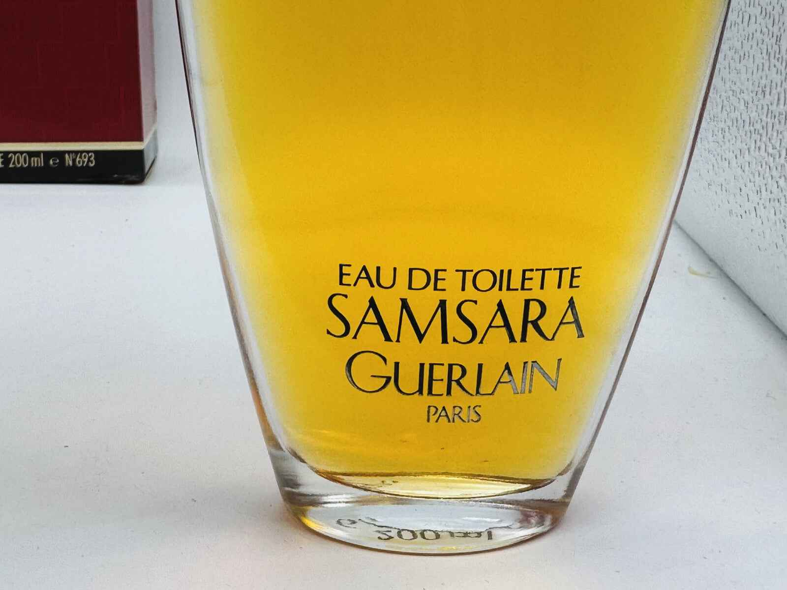 Flacone di profumo Guerlain Samsara Vintage in forma elegante con liquidità dorata