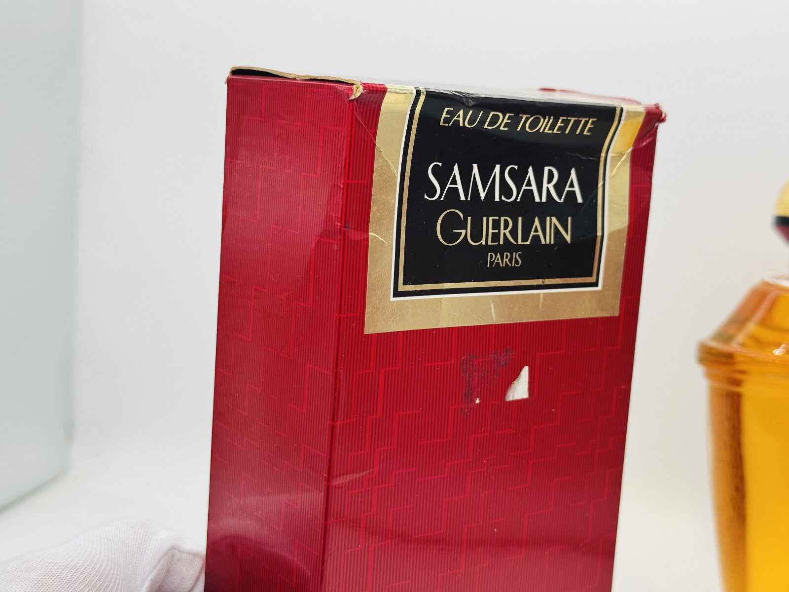 Scatola di profumo Guerlain Samsara Vintage in packaging rosso con etichetta nera
