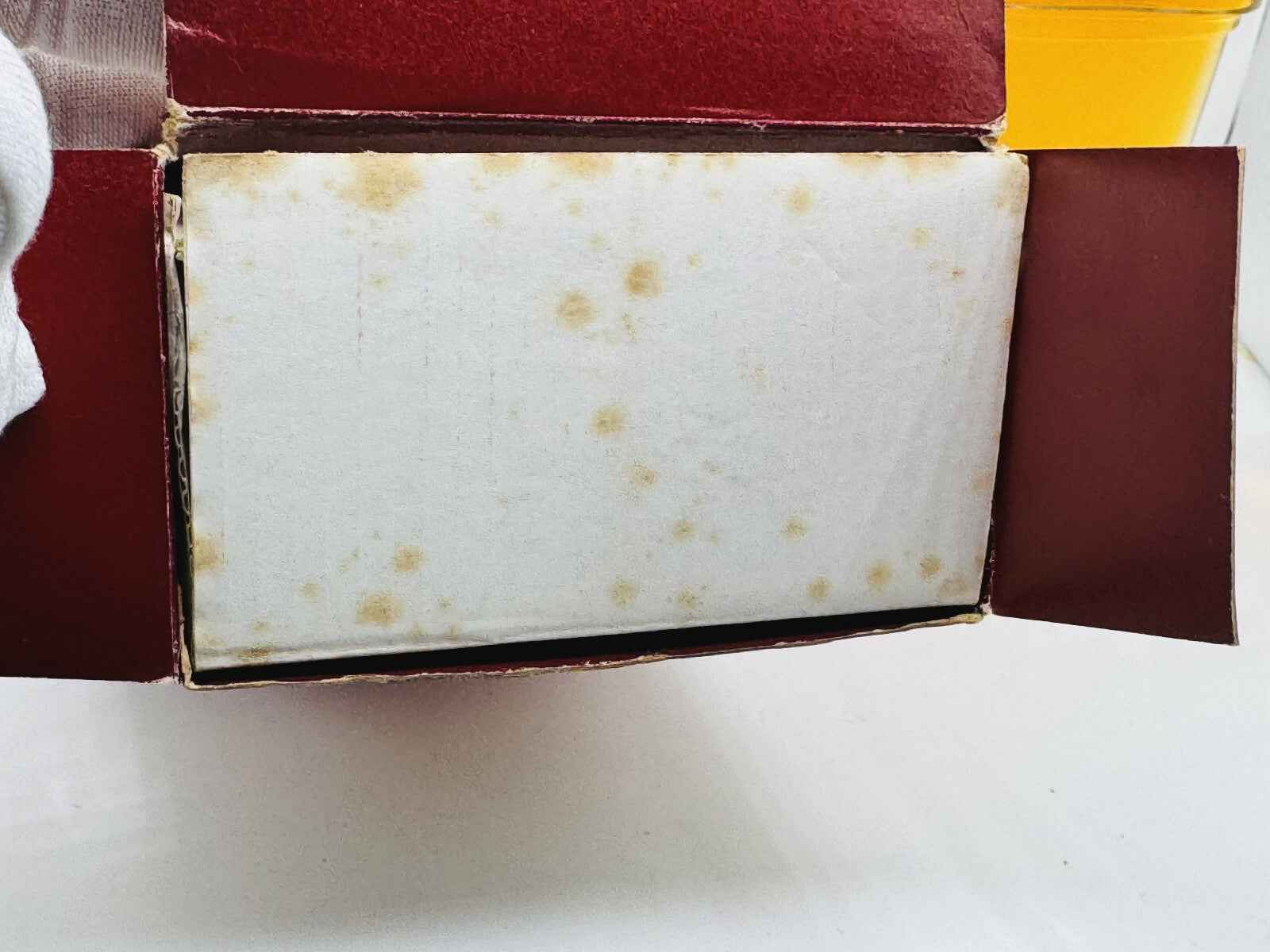 Scatola interna di profumo Guerlain Samsara Vintage con segni di usura e macchie evidenti