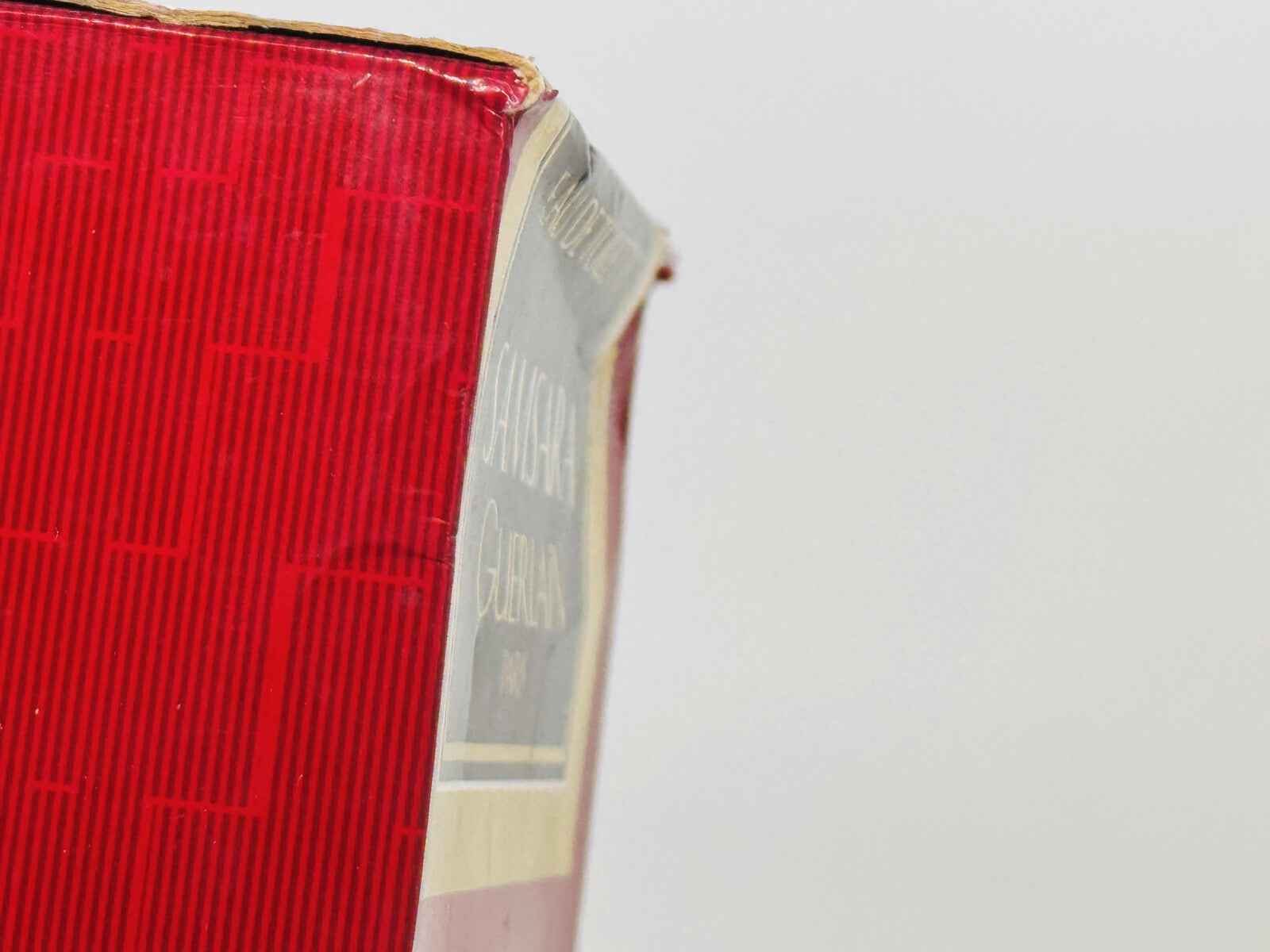 Confezione laterale del Profumo Guerlain Samsara Vintage con design elegante e colori vivaci