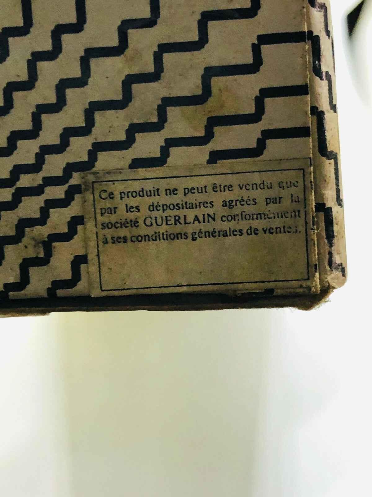 Scatola del profumo Guerlain veritable con dettagli eleganti e testo informativo sulla vendita