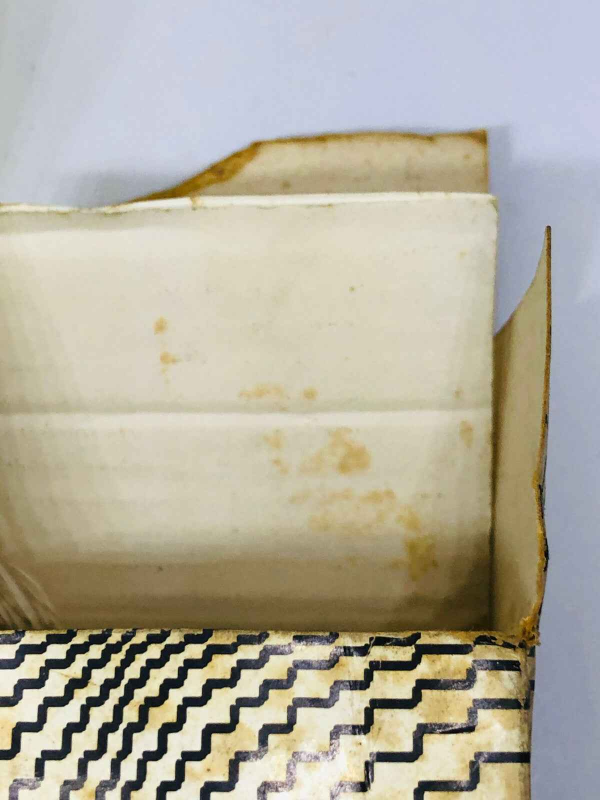 Scatola usata per il profumo Guerlain veritable con segni di usura e graffi